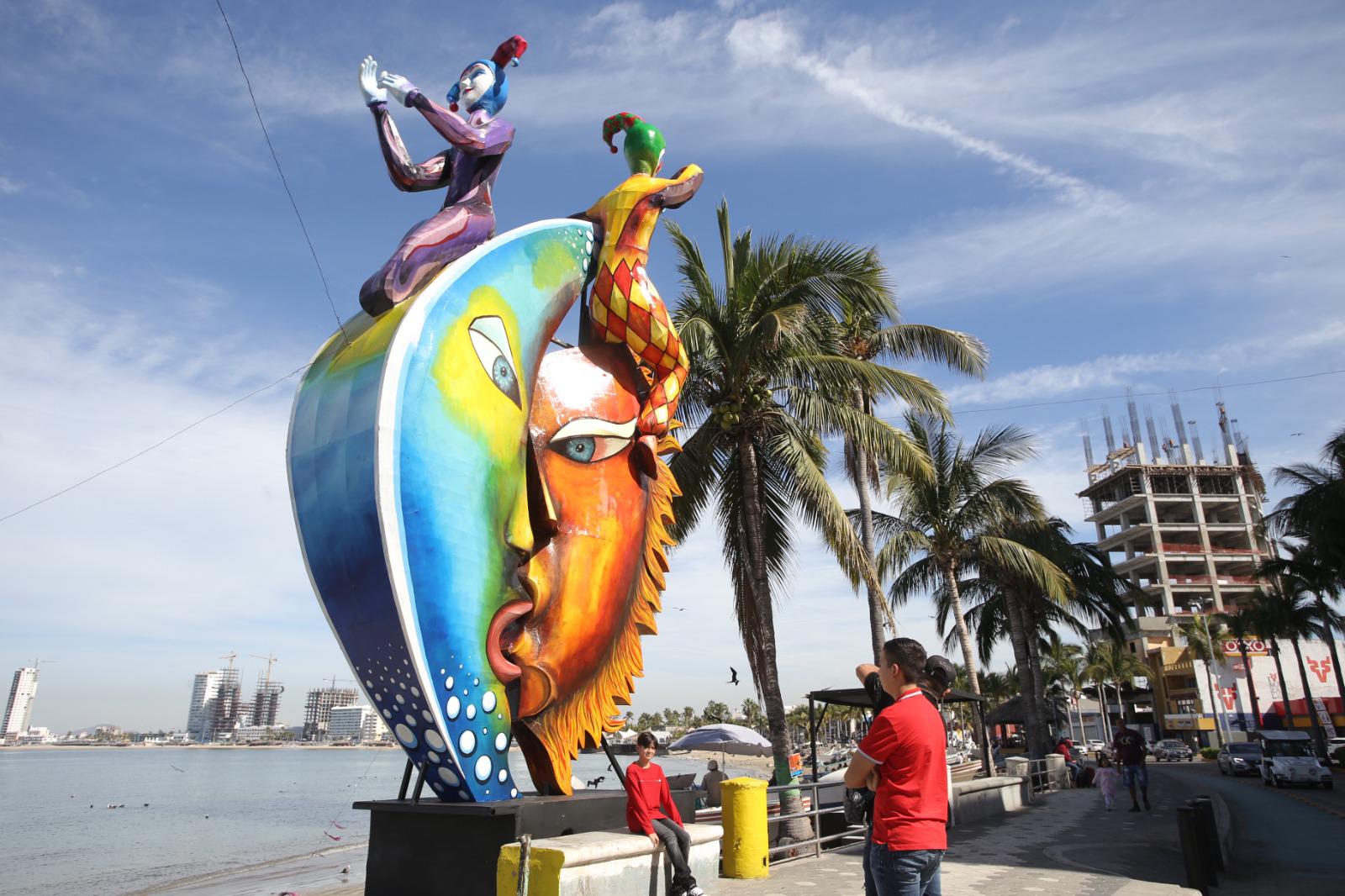 $!Terminan de colocar los 11 monigotes alusivos al Carnaval de Mazatlán 2024