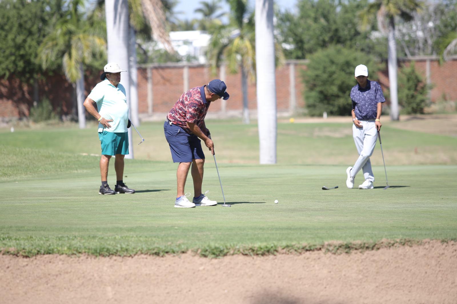 $!Golfistas toman la salida de Torneo Anual de Golf El Cid