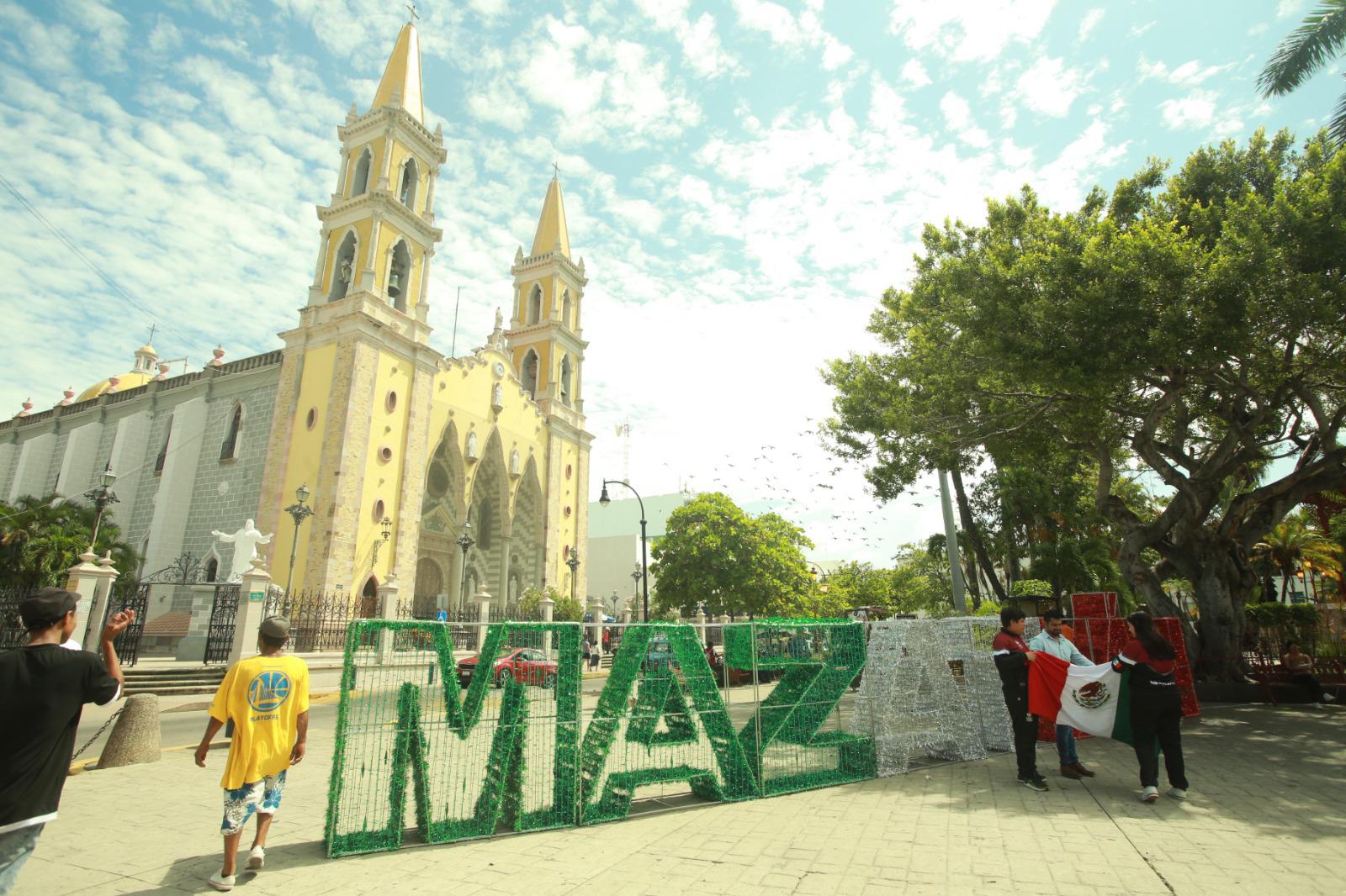 $!Se ponen patrióticos en el Ayuntamiento de Mazatlán