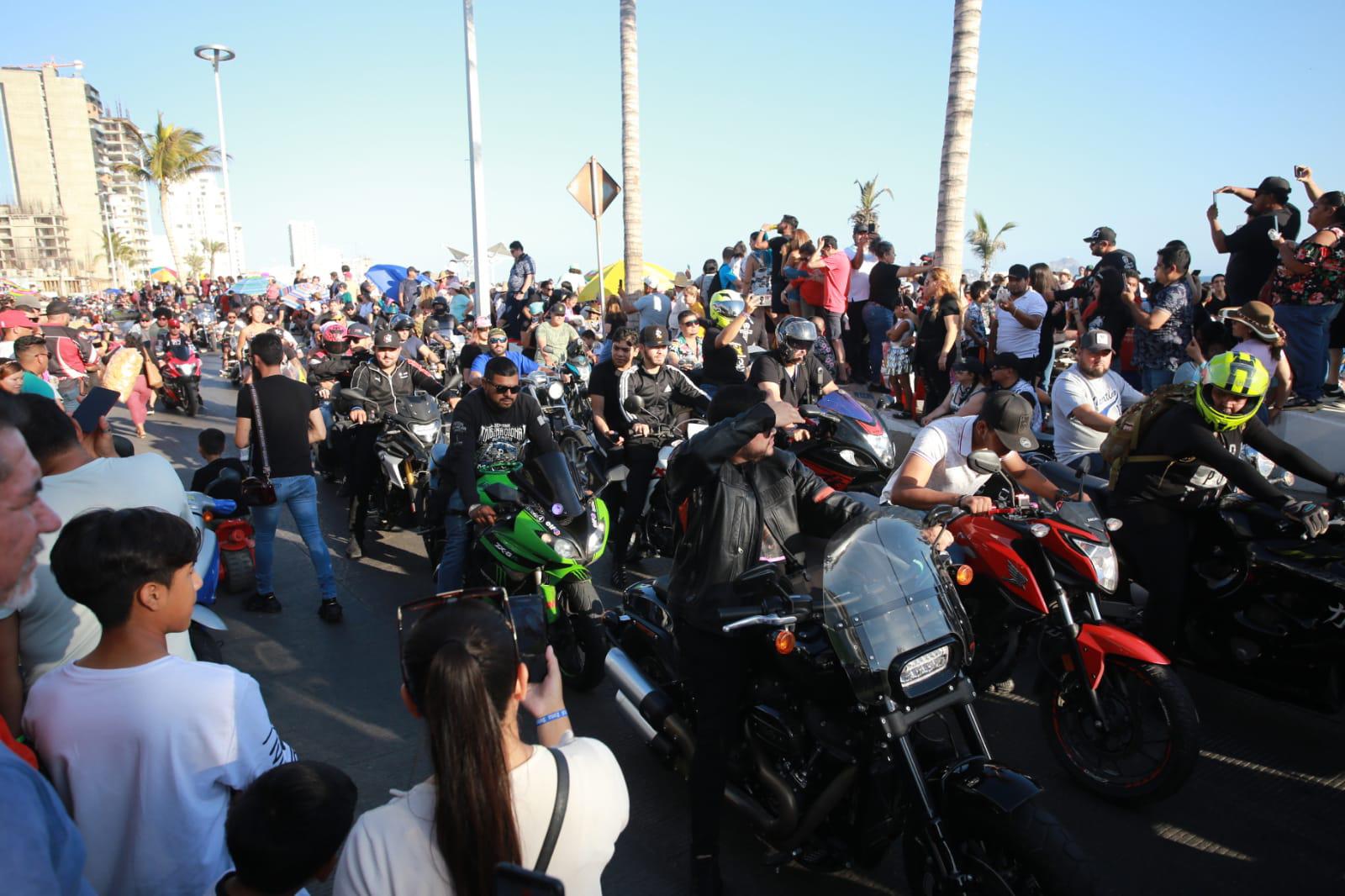 $!Miles de motociclistas convierten el malecón en un Carnaval