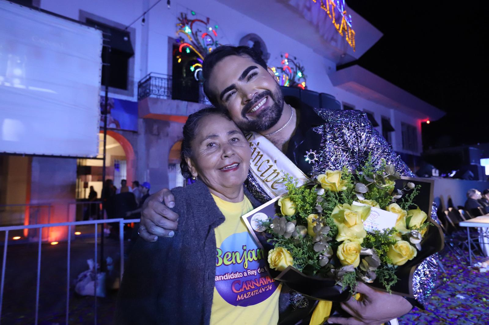 $!María Elena de la Paz con su hijo Benjamín, Príncipe del Carnaval 2024.