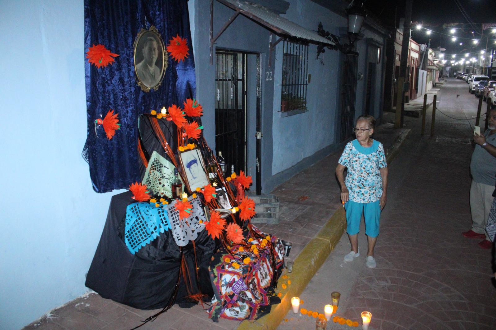 $!Exponen con nostalgia tradicionales altares de muertos en Rosario