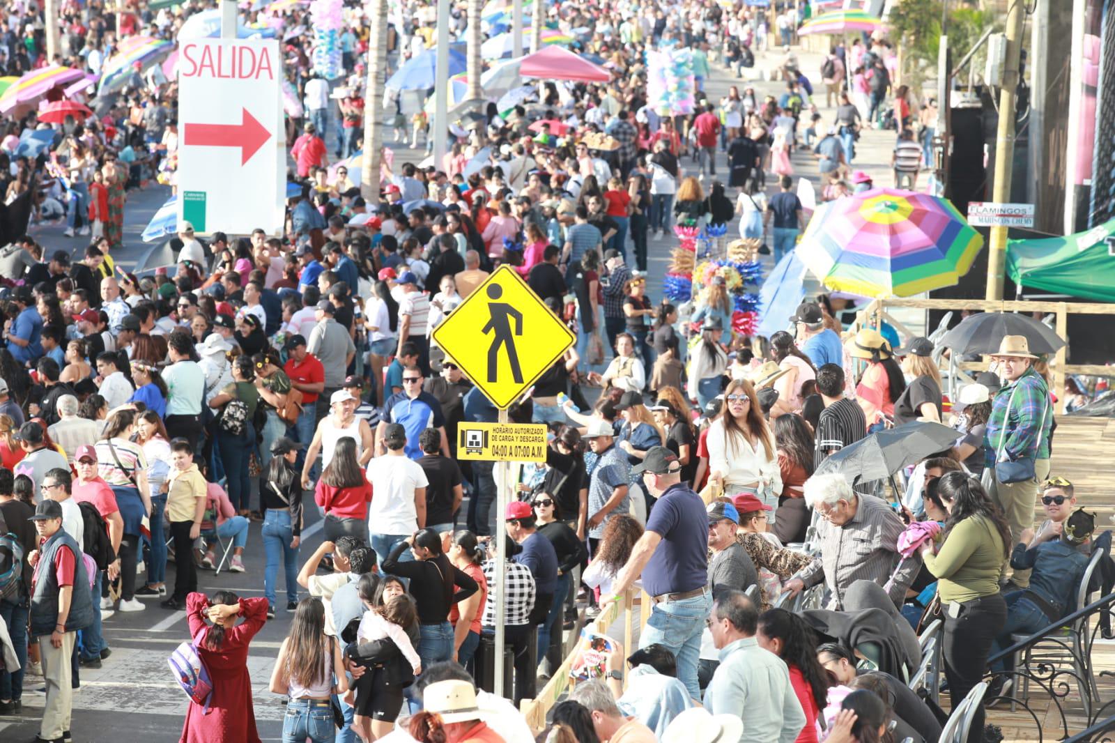 $!Disfrutan turistas y locales del segundo desfile del Carnaval de Mazatlán 2023