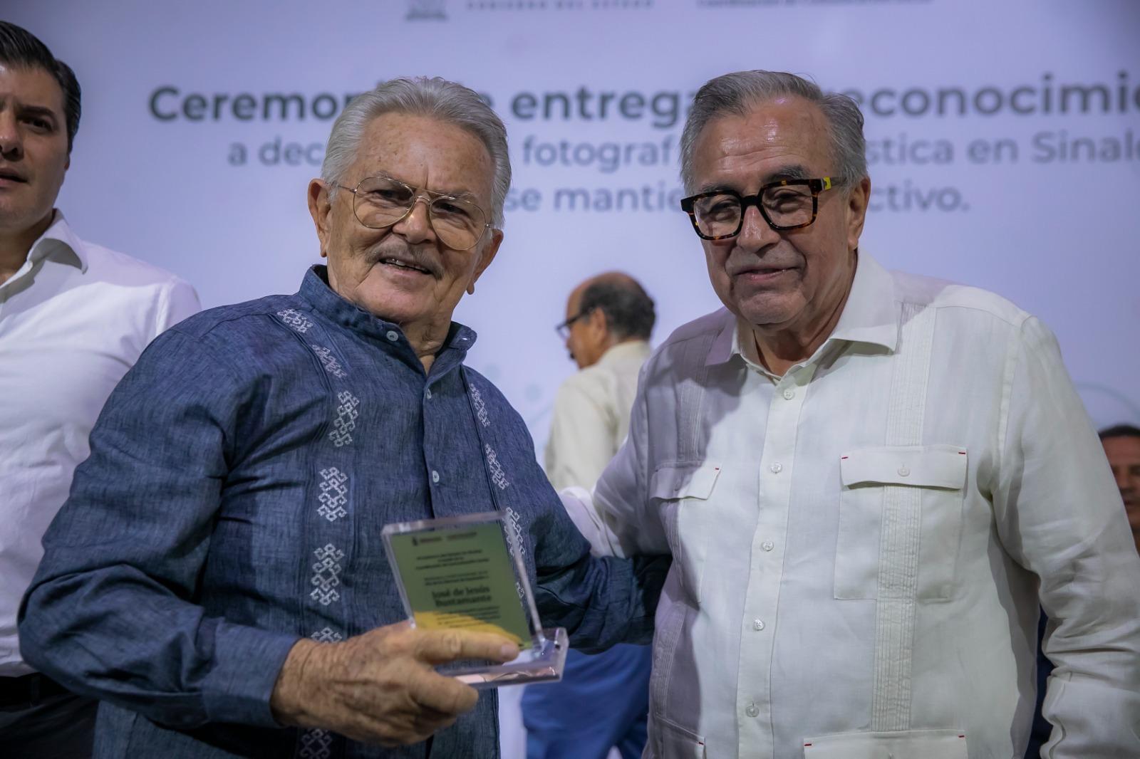 $!Fotoperiodistas sinaloenses son reconocidos por su trayectoria detrás de la lente