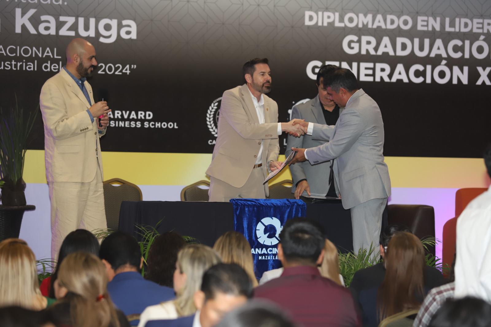 $!Egresan 40 profesionales de diplomado en liderazgo de Canacintra Mazatlán