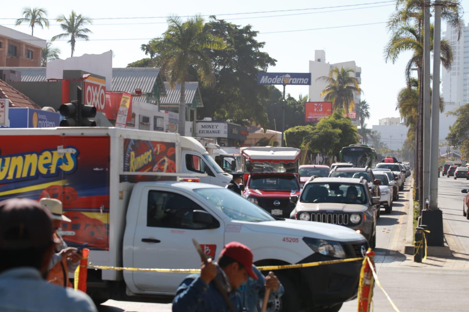 $!Es una locura circular por la Camarón Sábalo; siguen tapando los pasos elevados