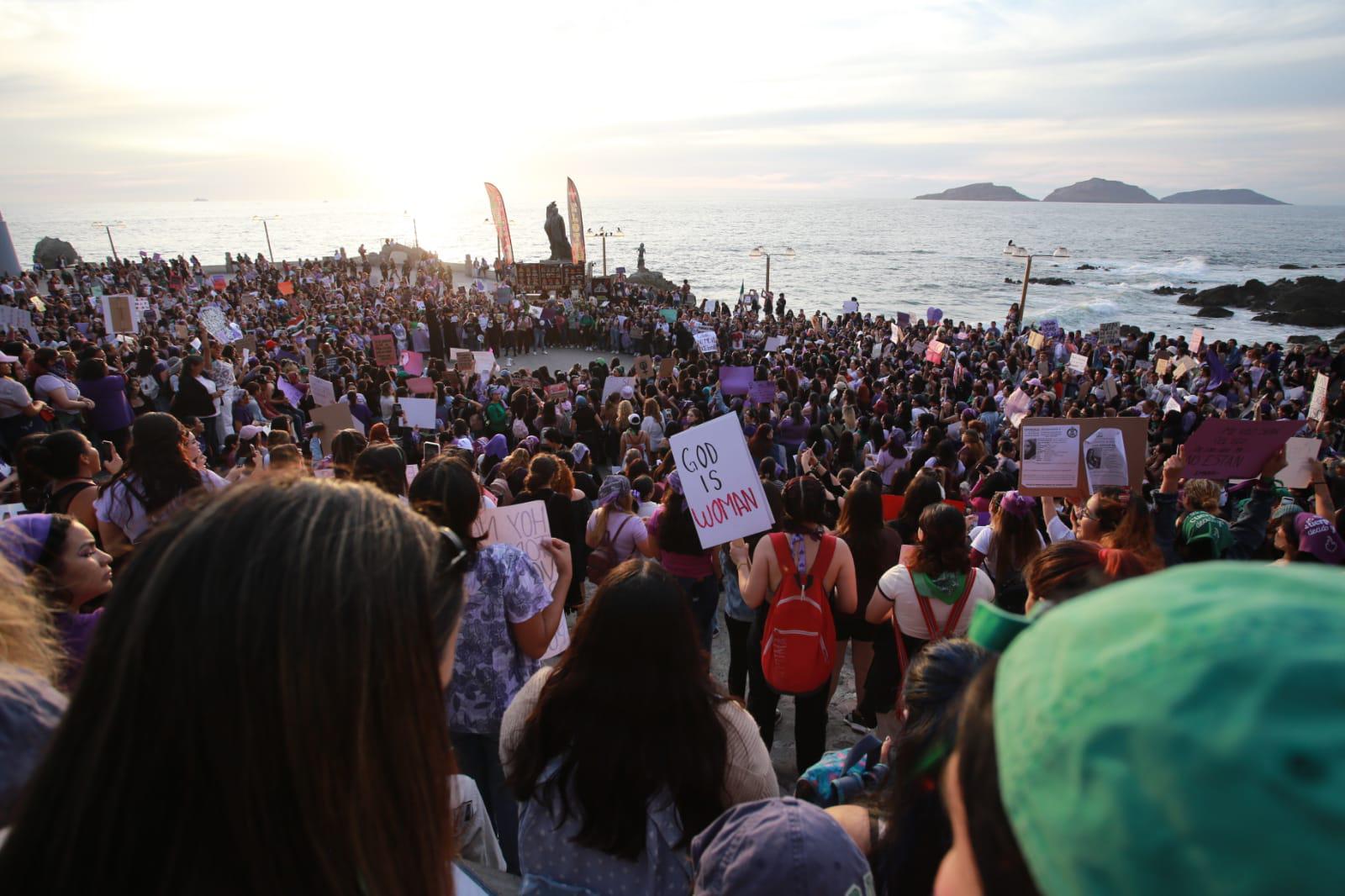 $!En la marcha 8M recuerdan con pase de lista y minuto de ruido a las que ya no pueden alzar la voz