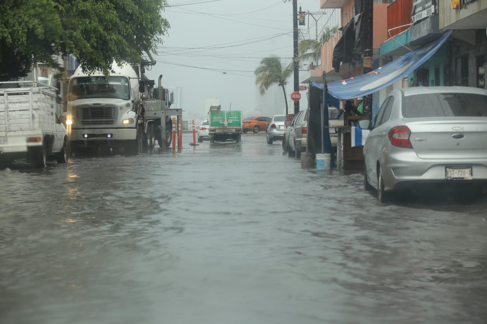 $!Llueve unos minutos y avenidas en Mazatlán quedan inundadas