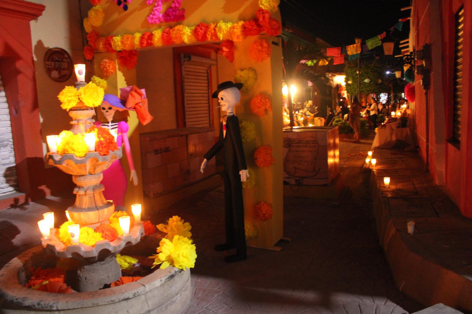 $!Exponen con nostalgia tradicionales altares de muertos en Rosario