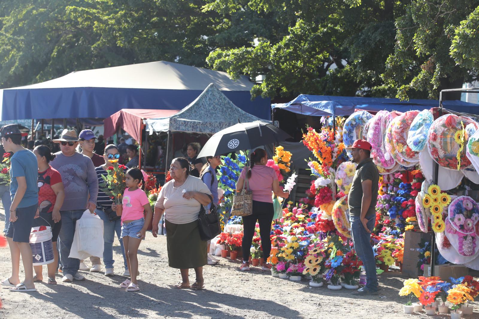 $!Asegura Alcaldesa que población mazatleca puede acudir con tranquilidad a panteones en este Día de Muertos