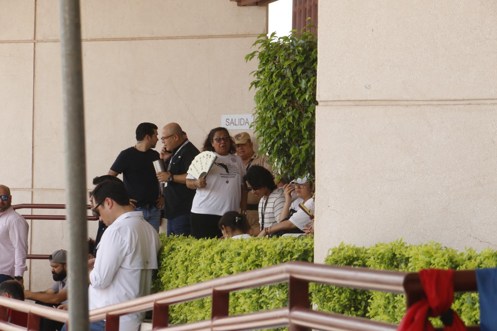 $!Mantienen trabajadores plantón en instalaciones del Poder Judicial de la Federación en Culiacán