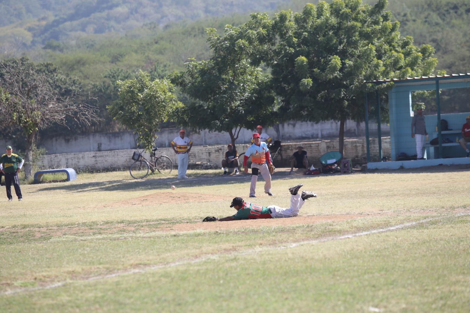 $!Familia Corlosqui es campeón de playoffs de 60 Años y Más, en el Chololos