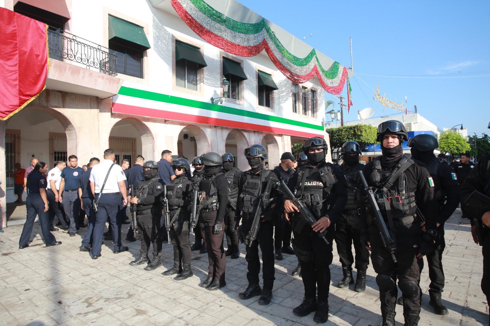 $!Izan la Bandera en Mazatlán para conmemorar el Día Nacional de Protección Civil