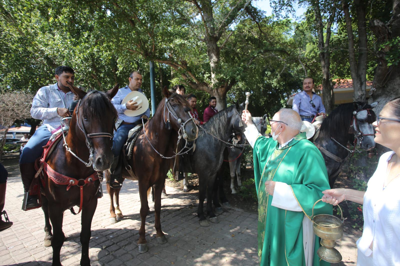 $!Charros y feligreses demuestran su devoción a San Judas Tadeo con peregrinación y cabalgata