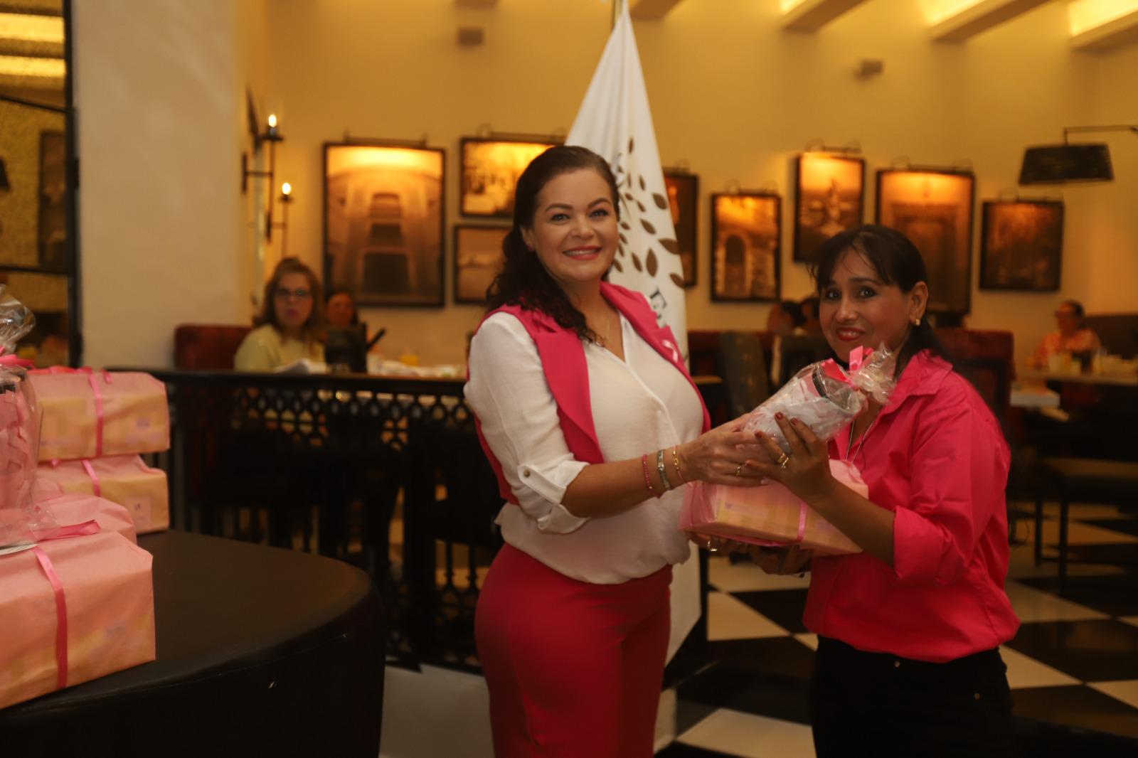 $!Reciben 40 mujeres prótesis mamarias donadas por Fundación Letty Coppel