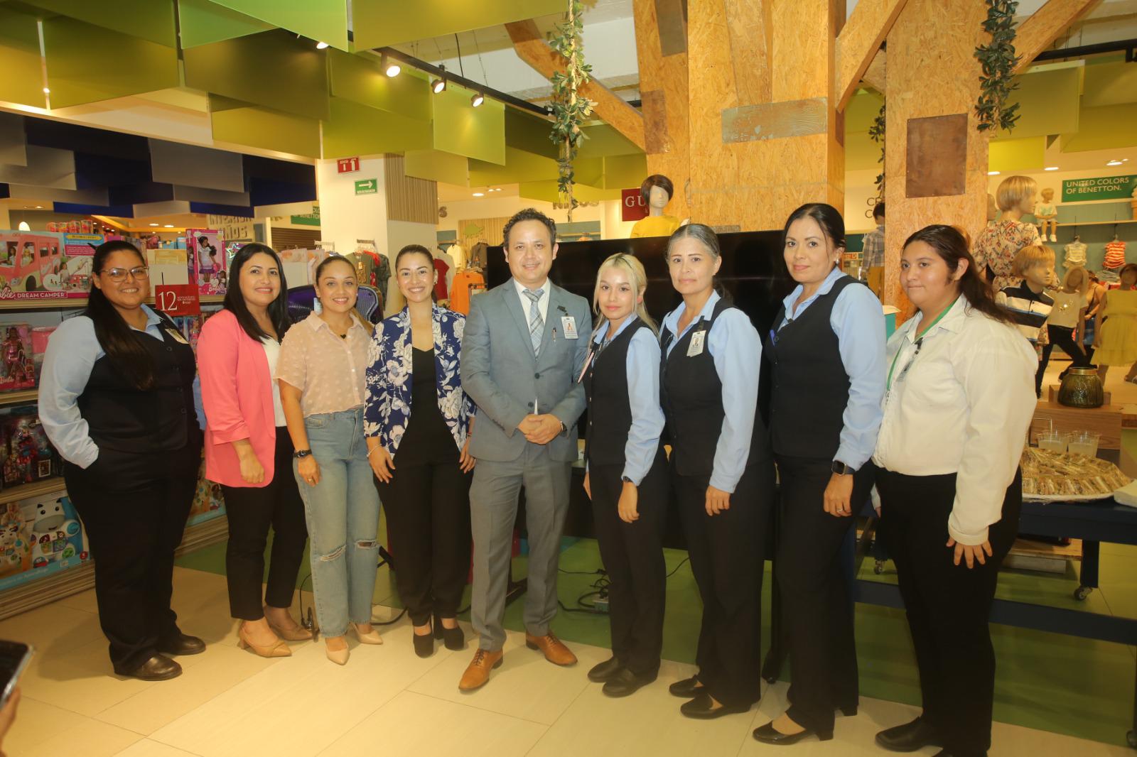 $!Las chicas del departamento de Bebés de Cimaco Mazatlán están listos para recibir a sus clientes.