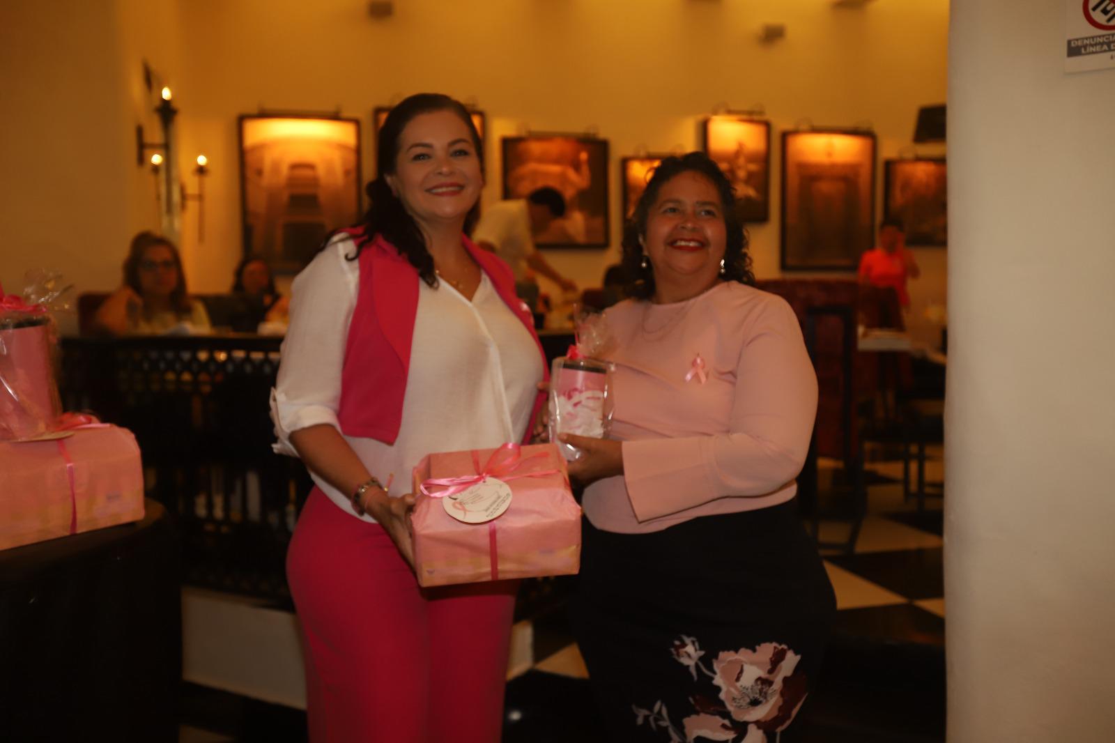 $!Reciben 40 mujeres prótesis mamarias donadas por Fundación Letty Coppel