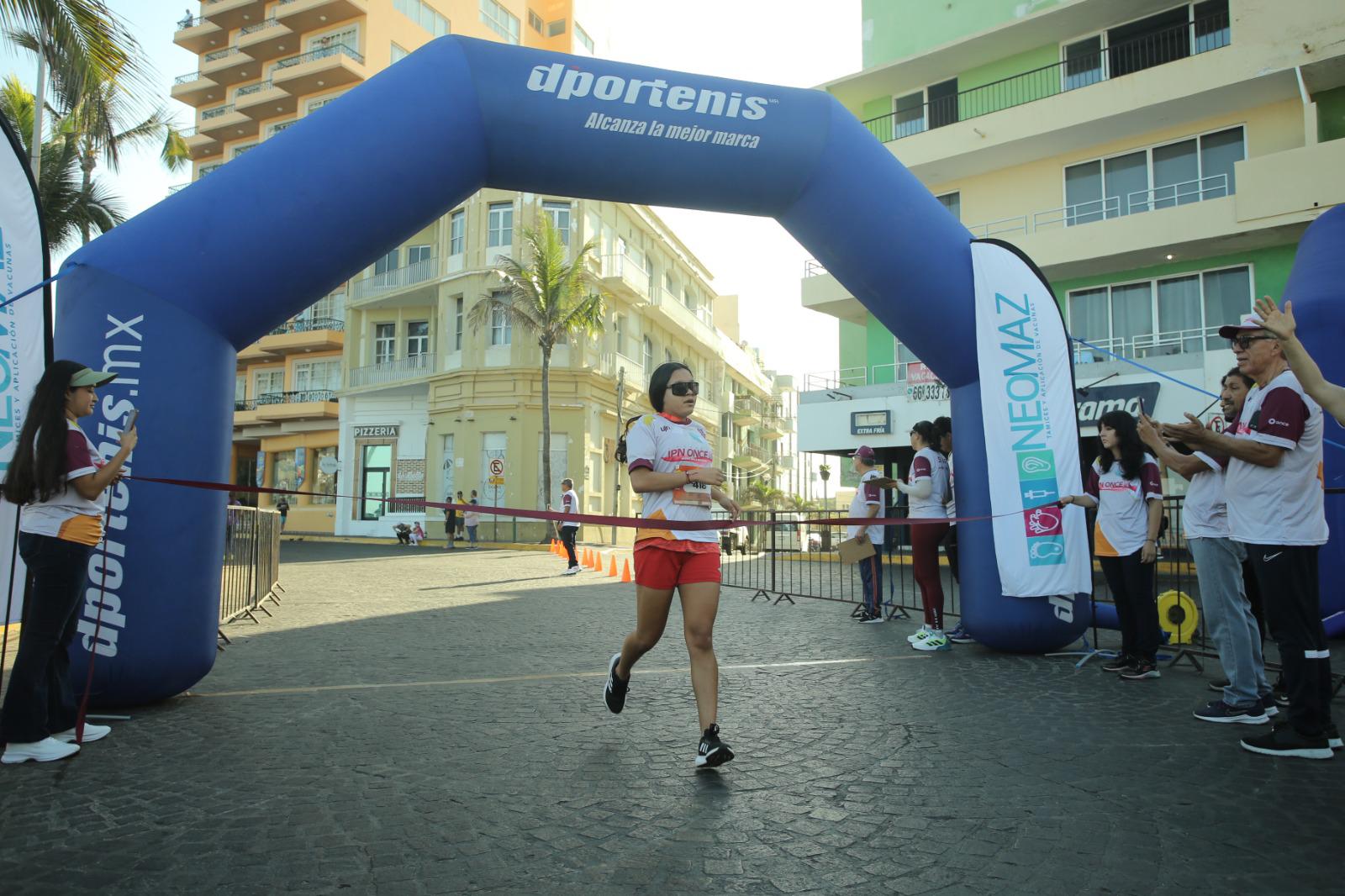 $!Dinastía Labrador domina el asfalto en Carrera IPN Once K