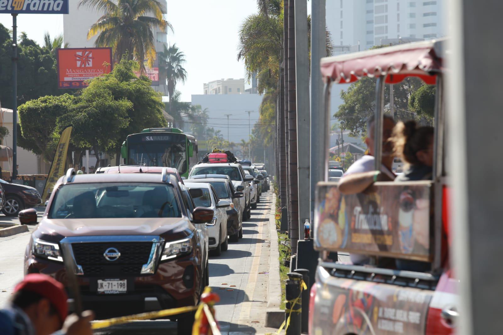 $!Es una locura circular por la Camarón Sábalo; siguen tapando los pasos elevados