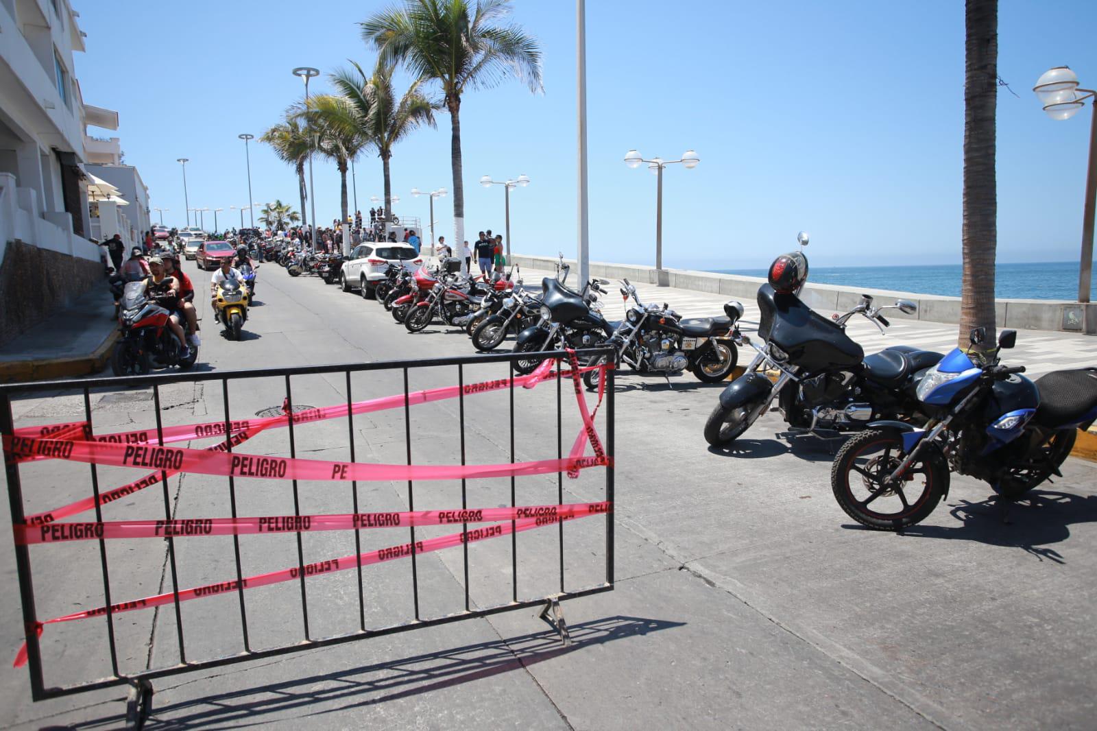 $!Hoy, desfile de motos en Mazatlán; hay caos vial por cierre del malecón