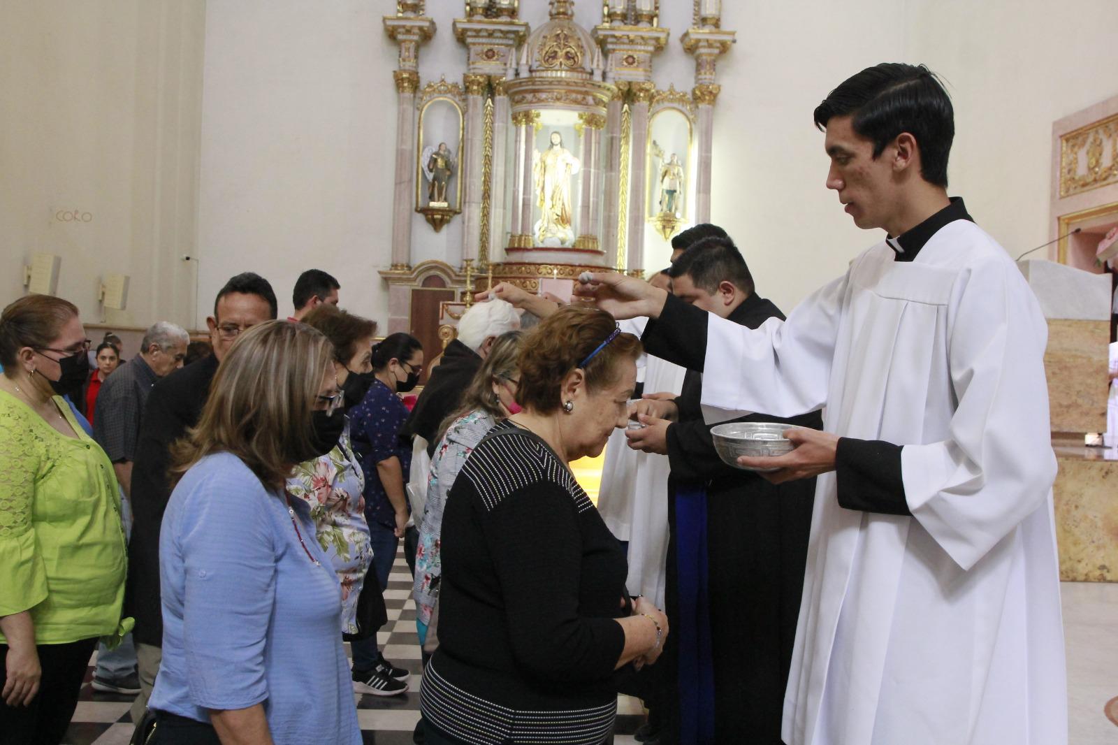 $!Acuden en Culiacán a tomar ceniza en el inicio de la Cuaresma