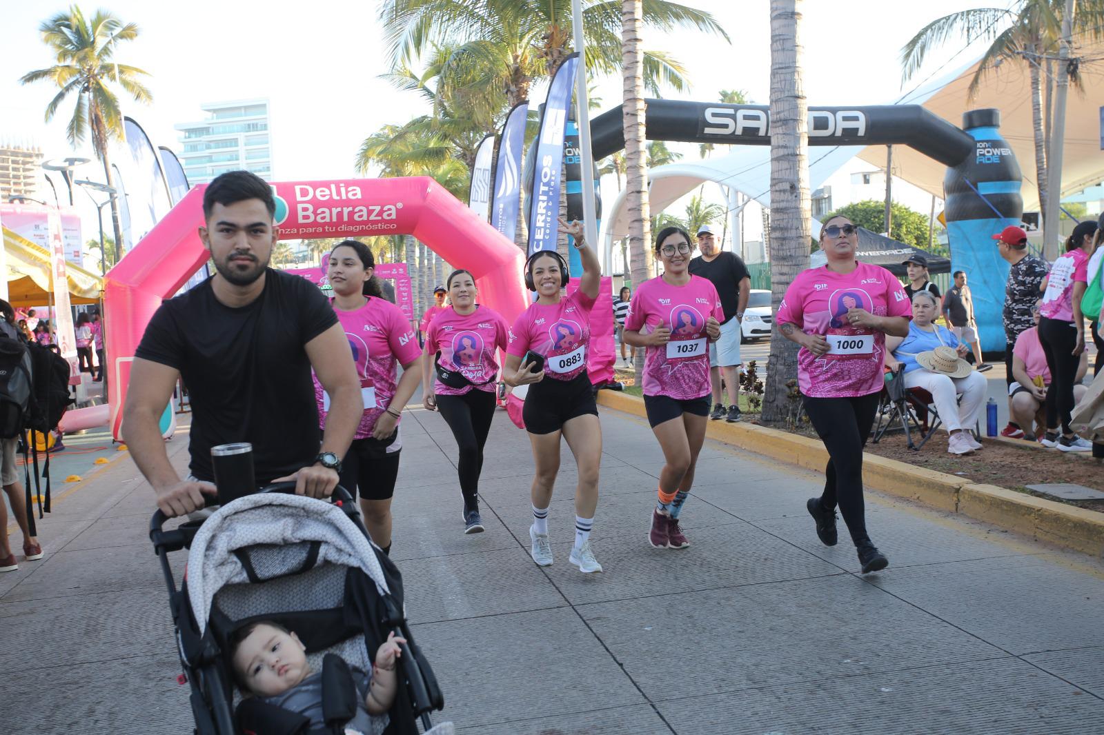 $!Multitudinaria asistencia forma parte de la Carrera Rosa, en Mazatlán