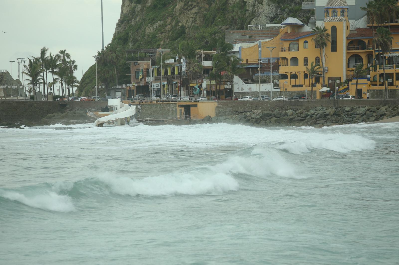 $!Mazatlán vivió fuertes vientos y oleajes durante las primeras horas del viernes