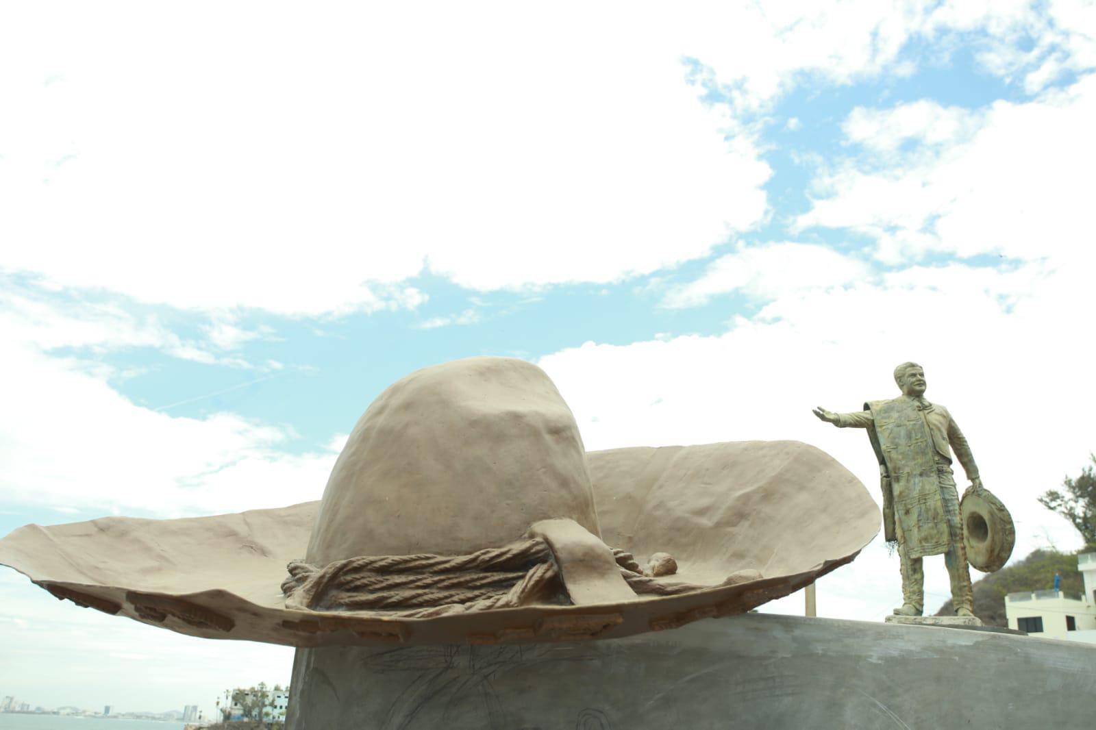 $!Estatua de José Alfredo Jiménez ahora adorna el mirador del corazón en Mazatlán