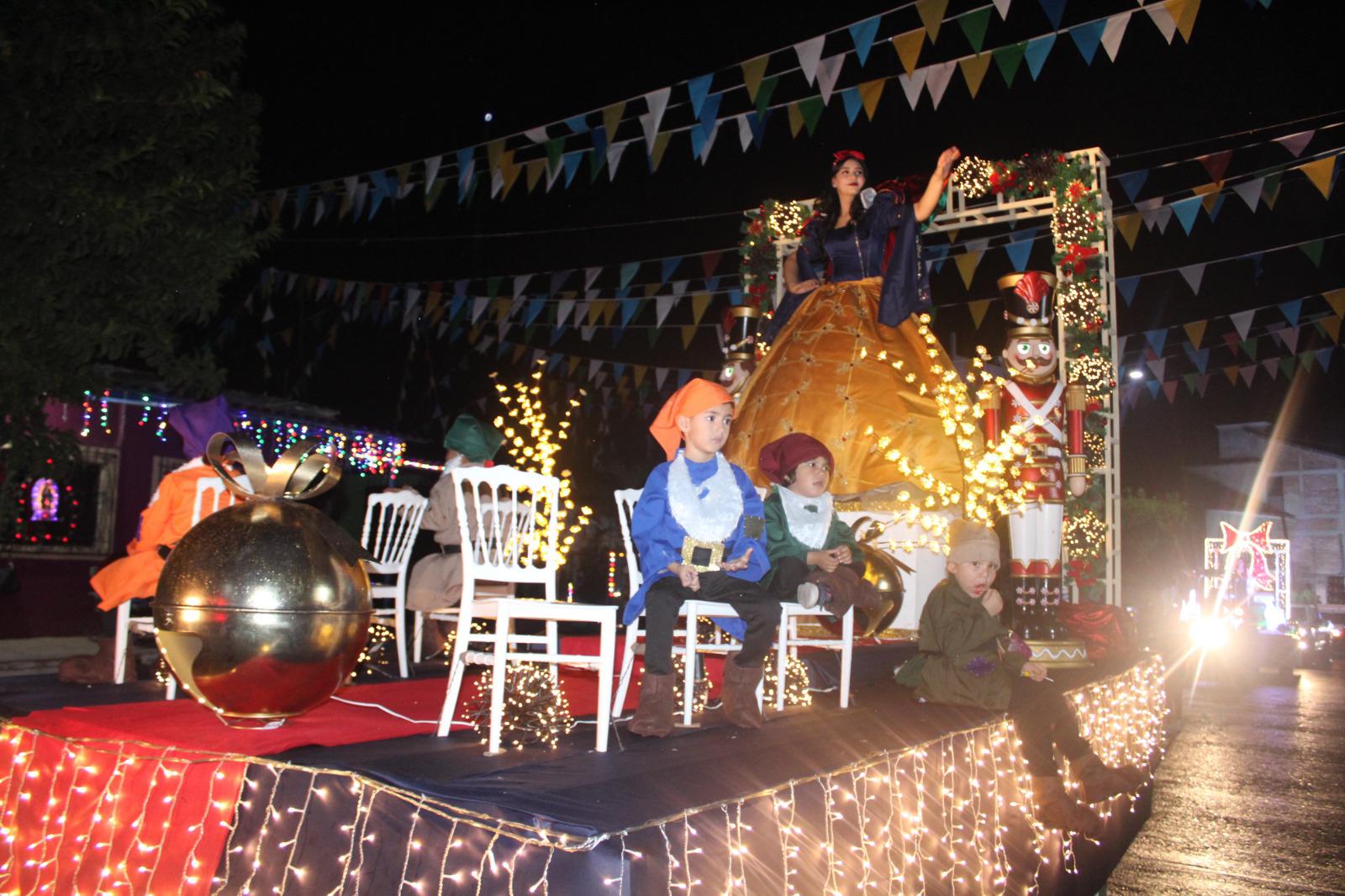 $!Familias rosarenses disfrutan desfile de las luces, gala navideña y encendido del árbol, pese a llovizna