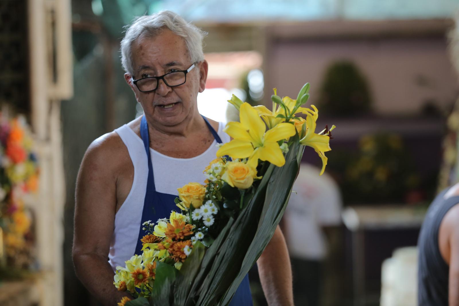 $!‘Fiebre’ de las flores amarillas se apodera de Mazatlán con ventas fluidas