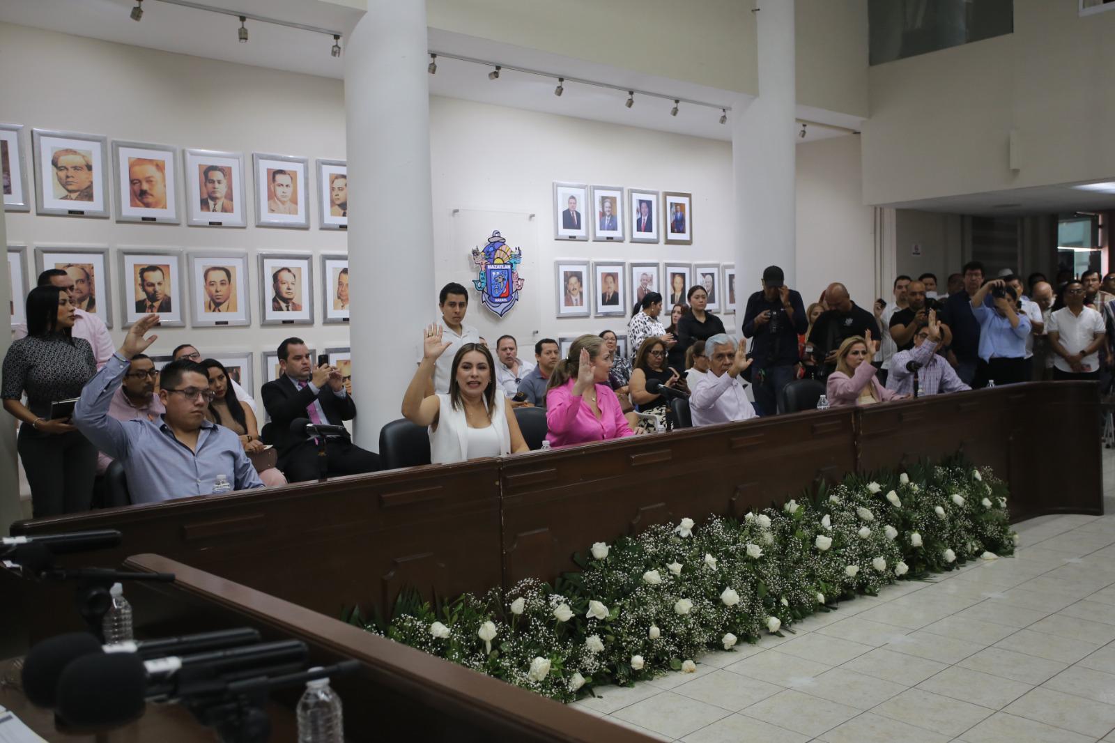 $!Toma Estrella Palacios protesta a Secretario del Ayuntamiento, Tesorero Municipal y Oficial Mayor