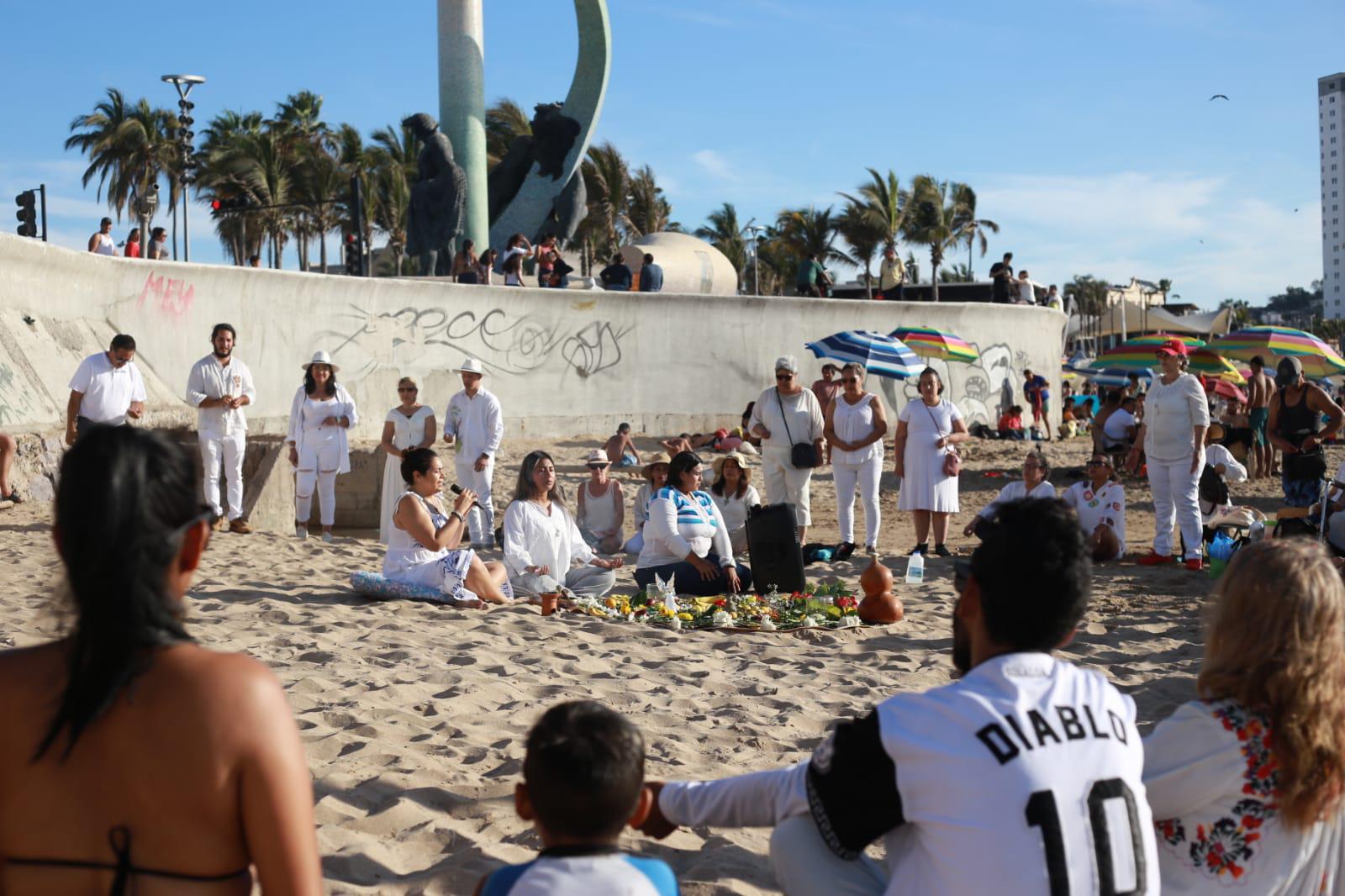 $!Limpian sus energías frente al mar de Mazatlán para recibir a la Primavera