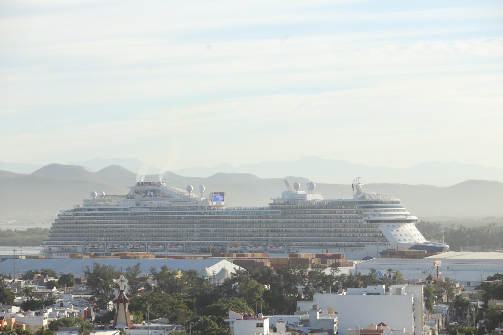 $!Recibe Mazatlán dos cruceros turísticos