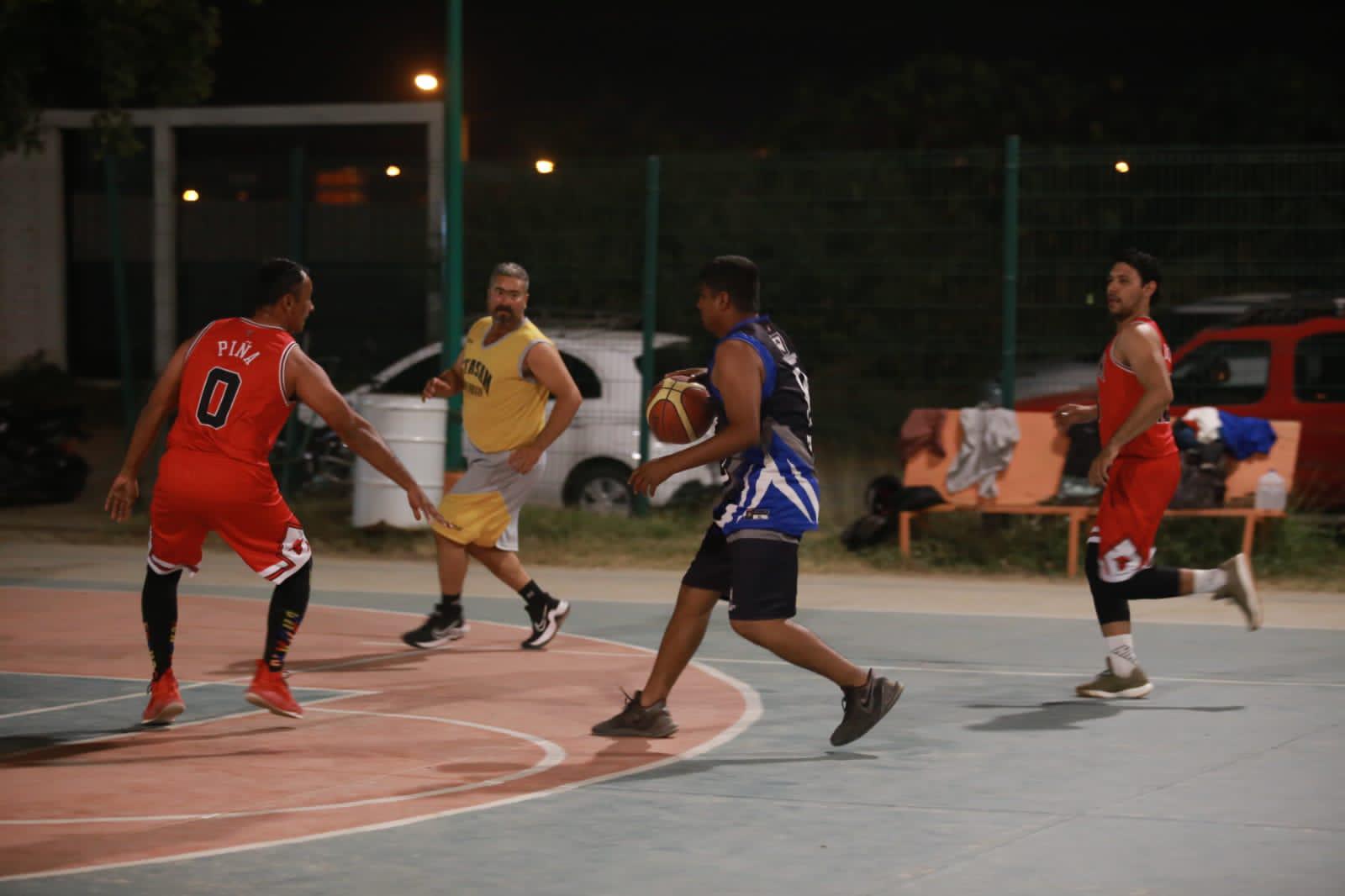 $!Cremería del Bajío supera a susheros en Baloncesto Burócrata