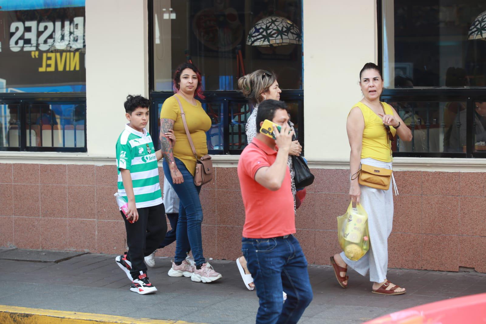 $!Registra Mazatlán un viernes con gran afluencia de turistas nacionales y extranjeros