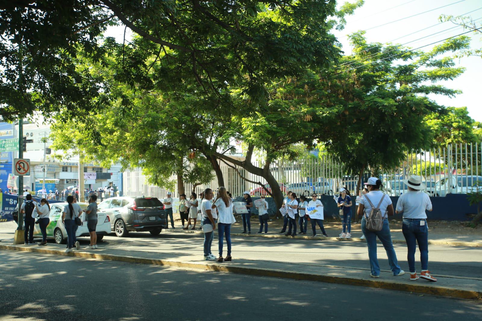 $!Se manifiestan también en Mazatlán en apoyo a la UAS