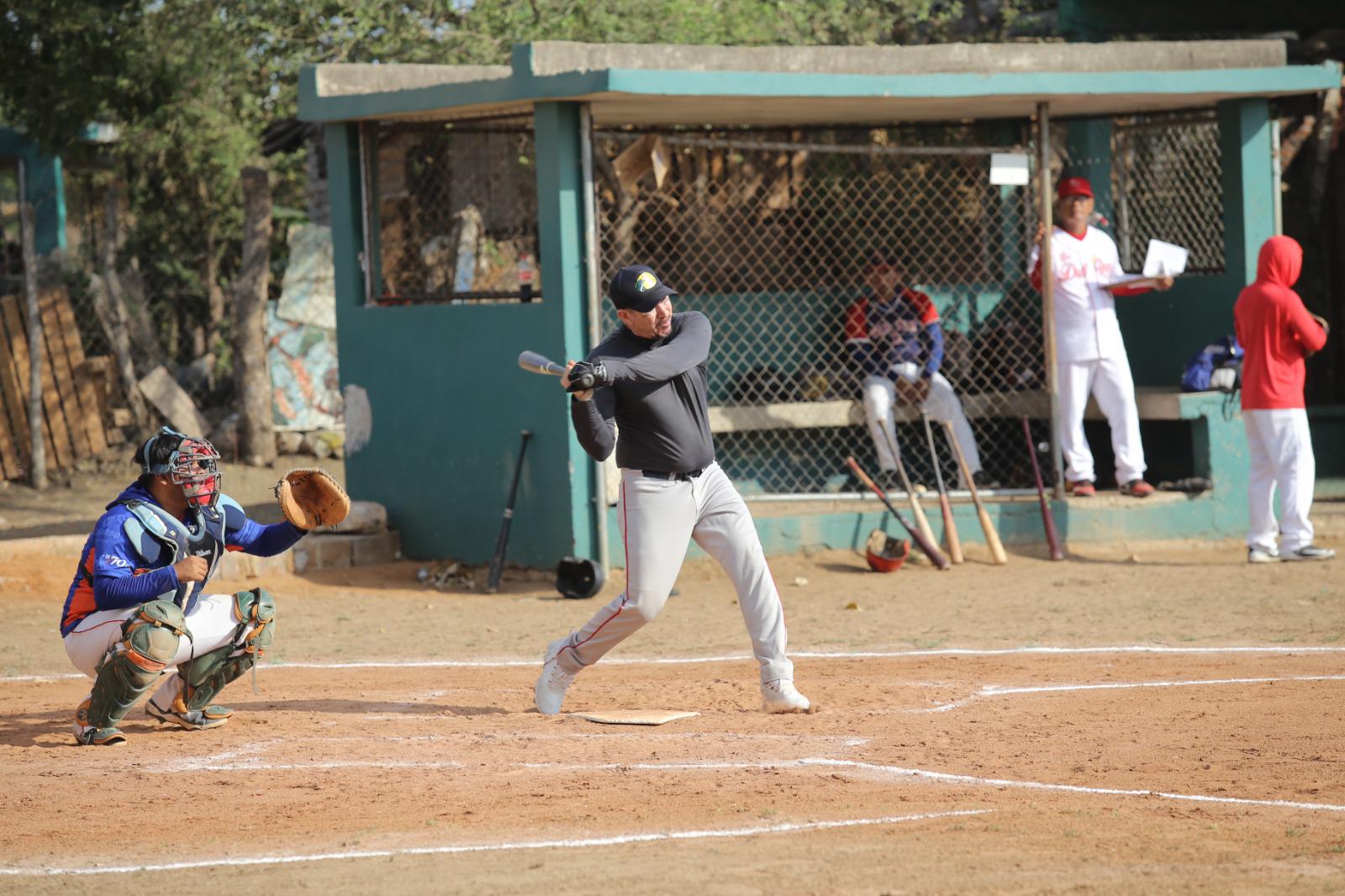 $!Turbiza no suelta la cima en Beisbol Meseros al Bat