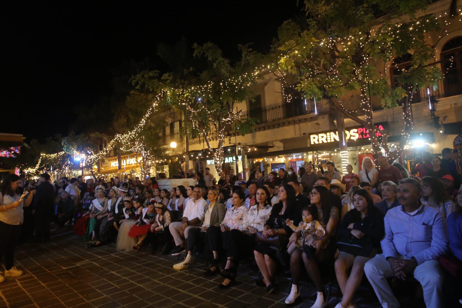 $!Llega la magia de la Navidad a Mazatlán: encienden pino y luces en la Plazuela Machado