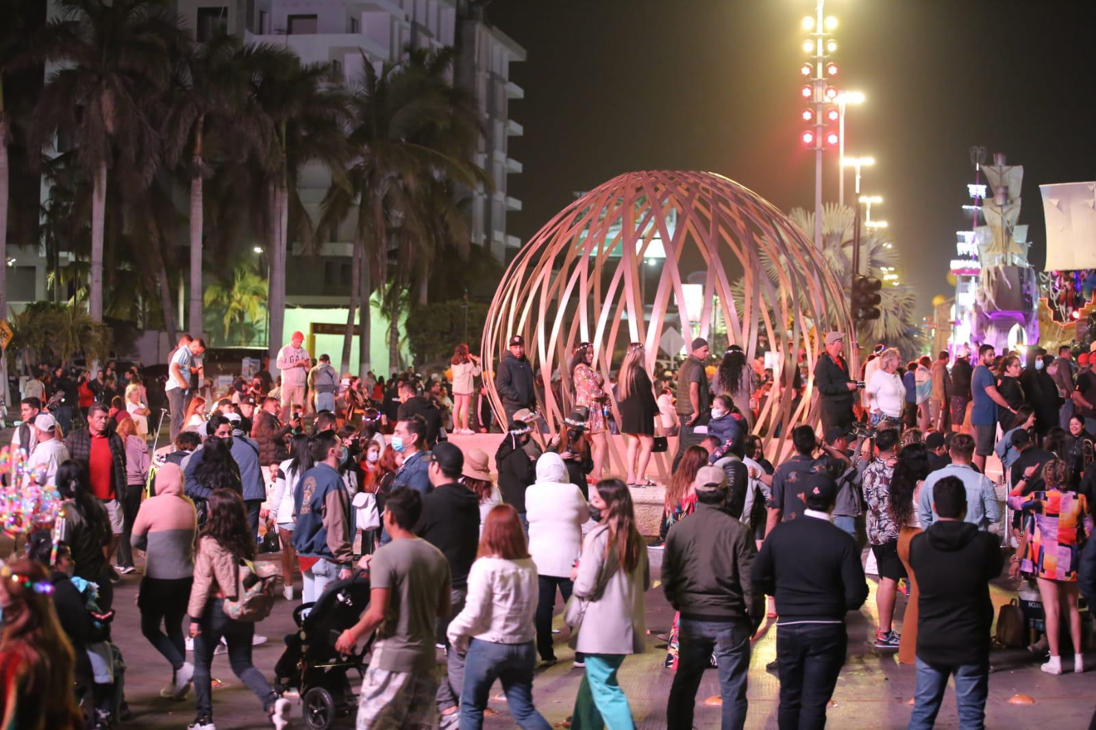 $!Abarrotan el malecón por el desfile de Carnaval de Mazatlán