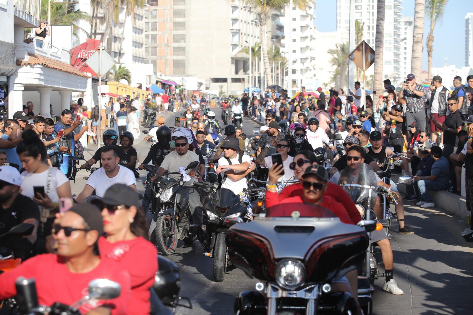 $!Cientos de motociclistas recorren el paseo costero de Mazatlán dentro de la Semana de la Moto