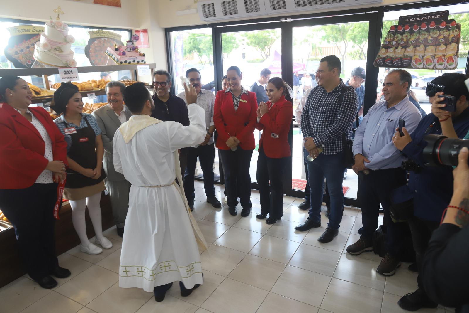 $!El sacerdote Jesús Armando Durán bendice las nuevas instalaciones del Grupo Panamá.