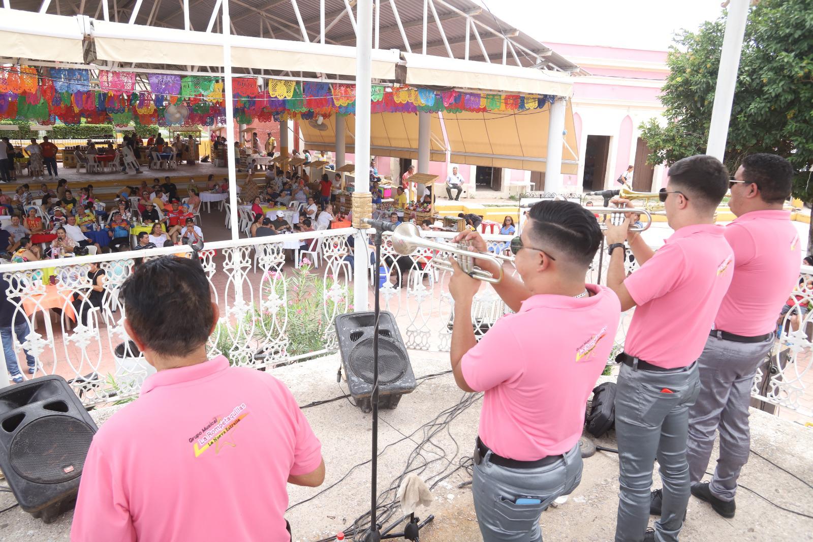 $!La Nueva Estrella amenizando desde el quiosco de la plazuela de La Noria.