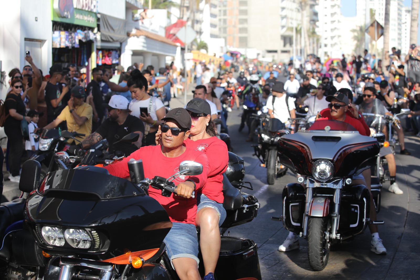 $!Cientos de motociclistas recorren el paseo costero de Mazatlán dentro de la Semana de la Moto