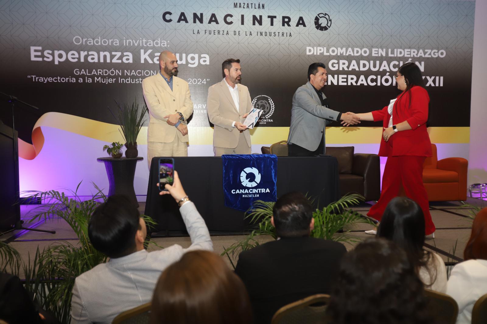 $!Egresan 40 profesionales de diplomado en liderazgo de Canacintra Mazatlán