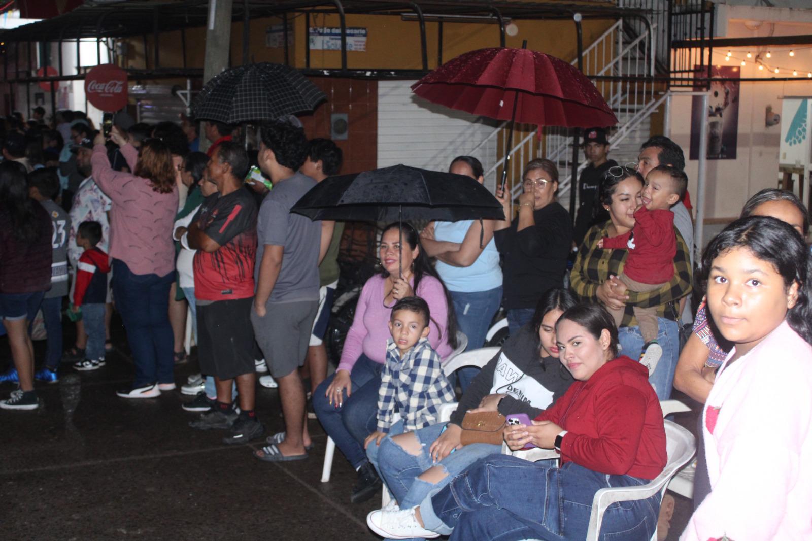 $!Familias rosarenses disfrutan desfile de las luces, gala navideña y encendido del árbol, pese a llovizna