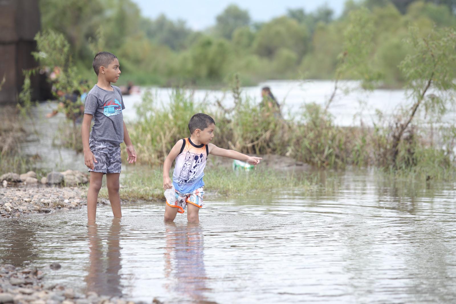 $!Bañistas aprovechan el alto caudal del Río Presidio para refrescarse