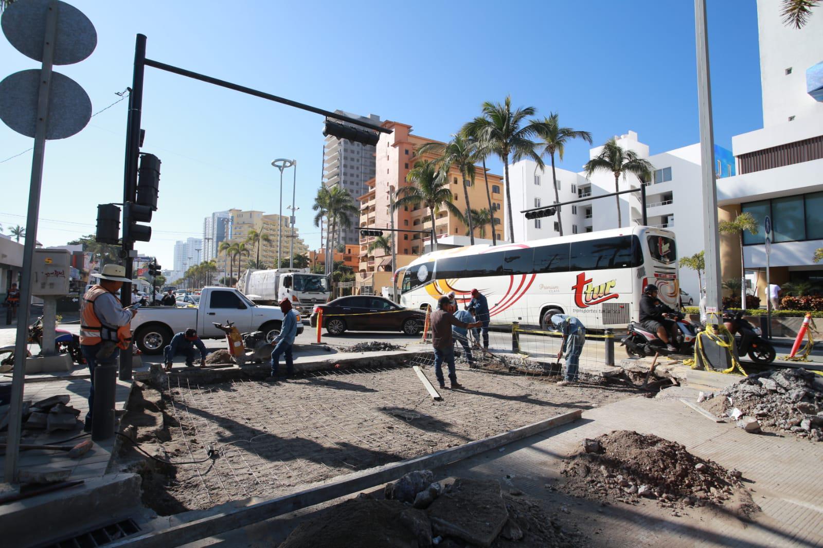 $!Es una locura circular por la Camarón Sábalo; siguen tapando los pasos elevados