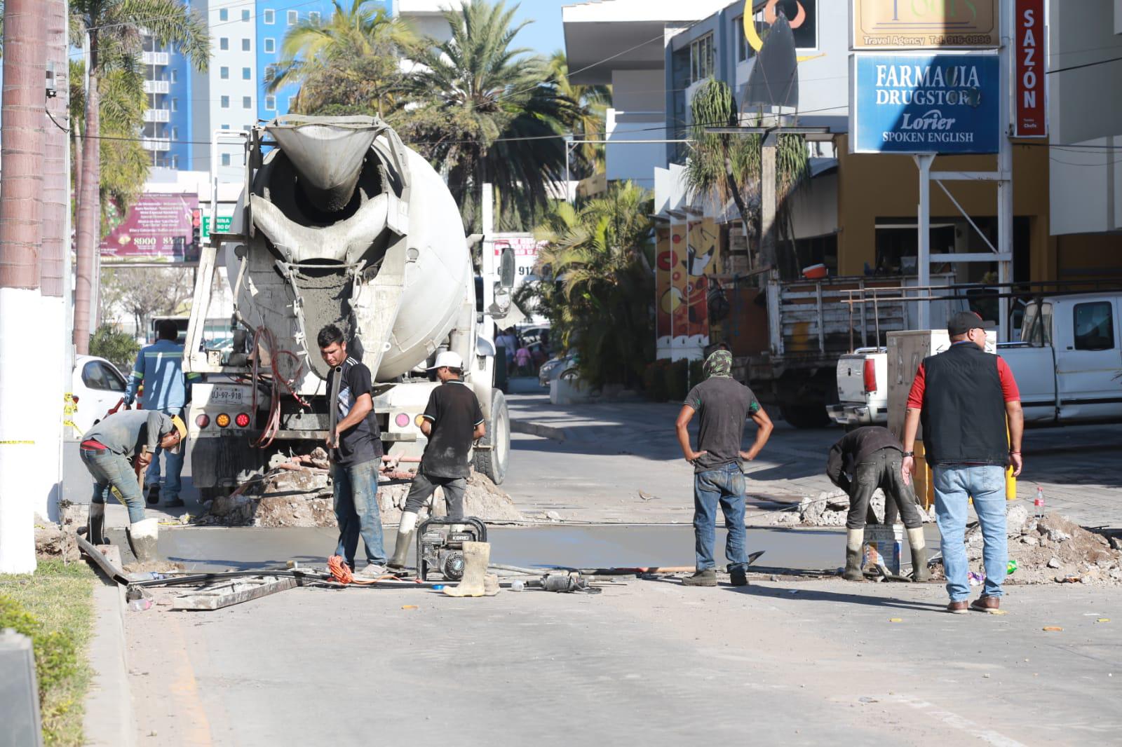 $!Es una locura circular por la Camarón Sábalo; siguen tapando los pasos elevados