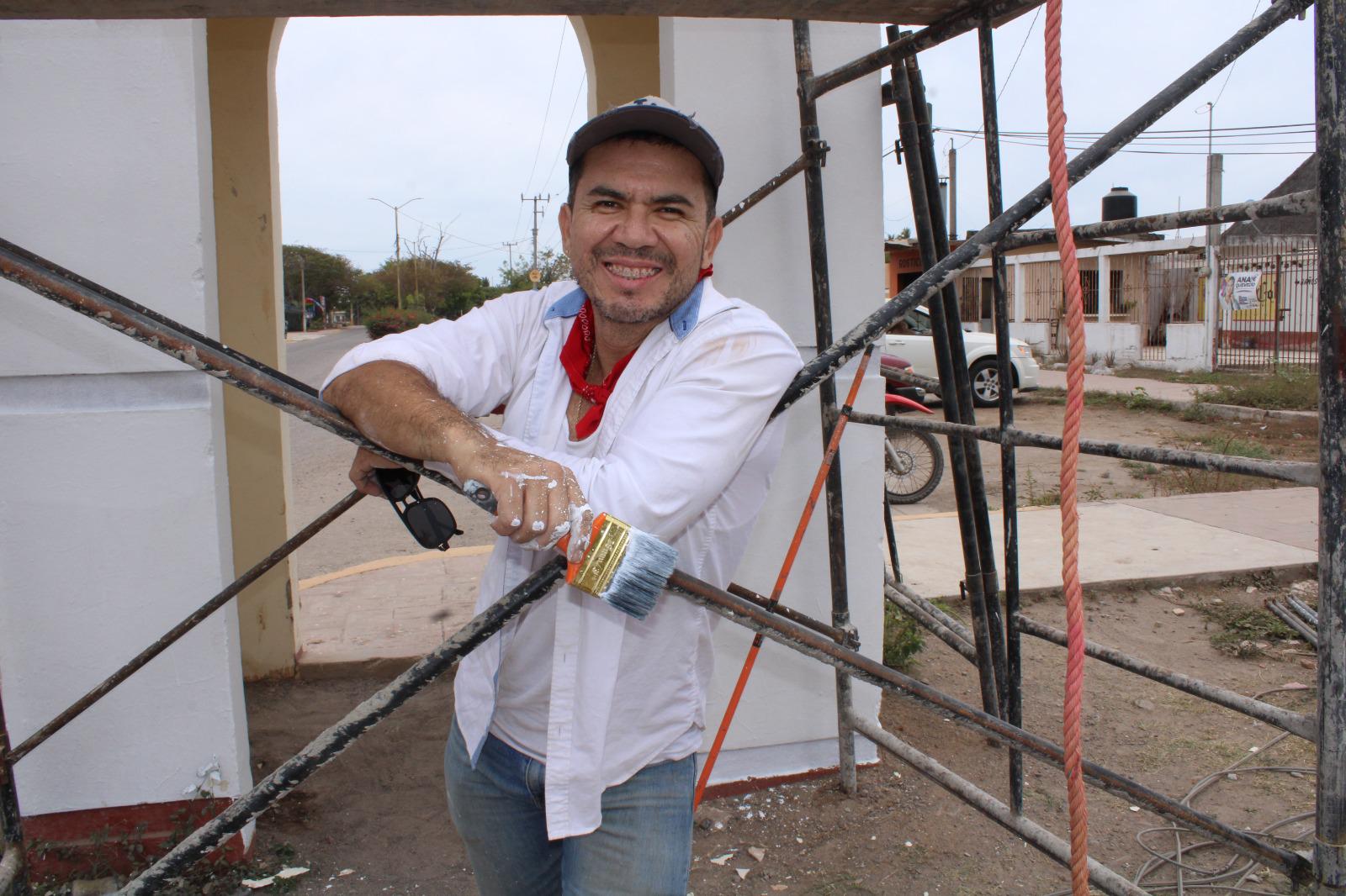 $!El reconocido pintor Sergio Ramírez reviste con su arte los arcos de la sindicatura de Agua Verde