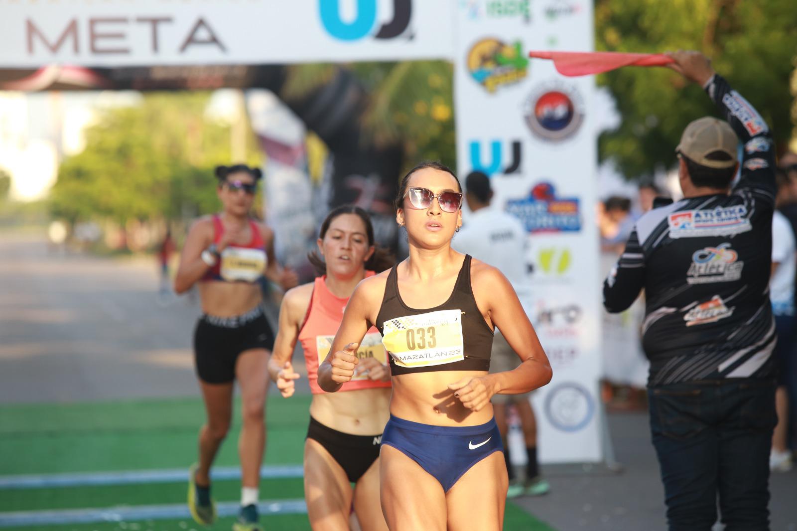 $!Impone Elvia Beatriz Carranco nueva marca en la Carrera 5 KM Urbanianos Premier